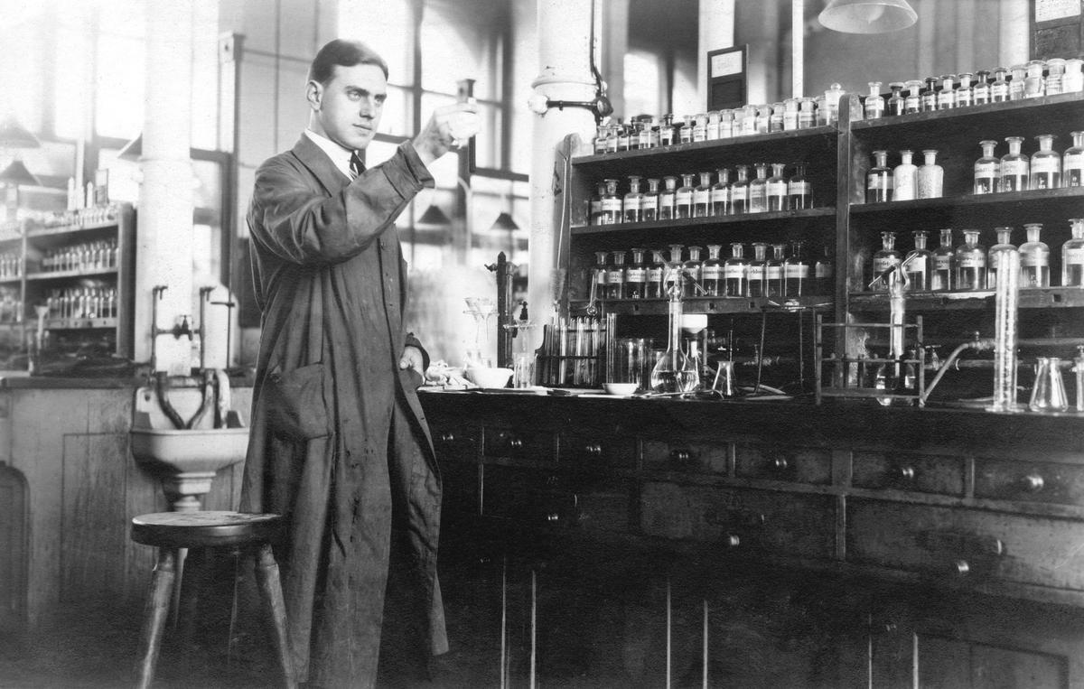 B7A9EA Historic photo, pharmacist, ca. 1915