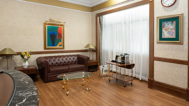 Khu vực phòng khách với thiết kế phong cách, có nhiều không gian cho khách thăm.