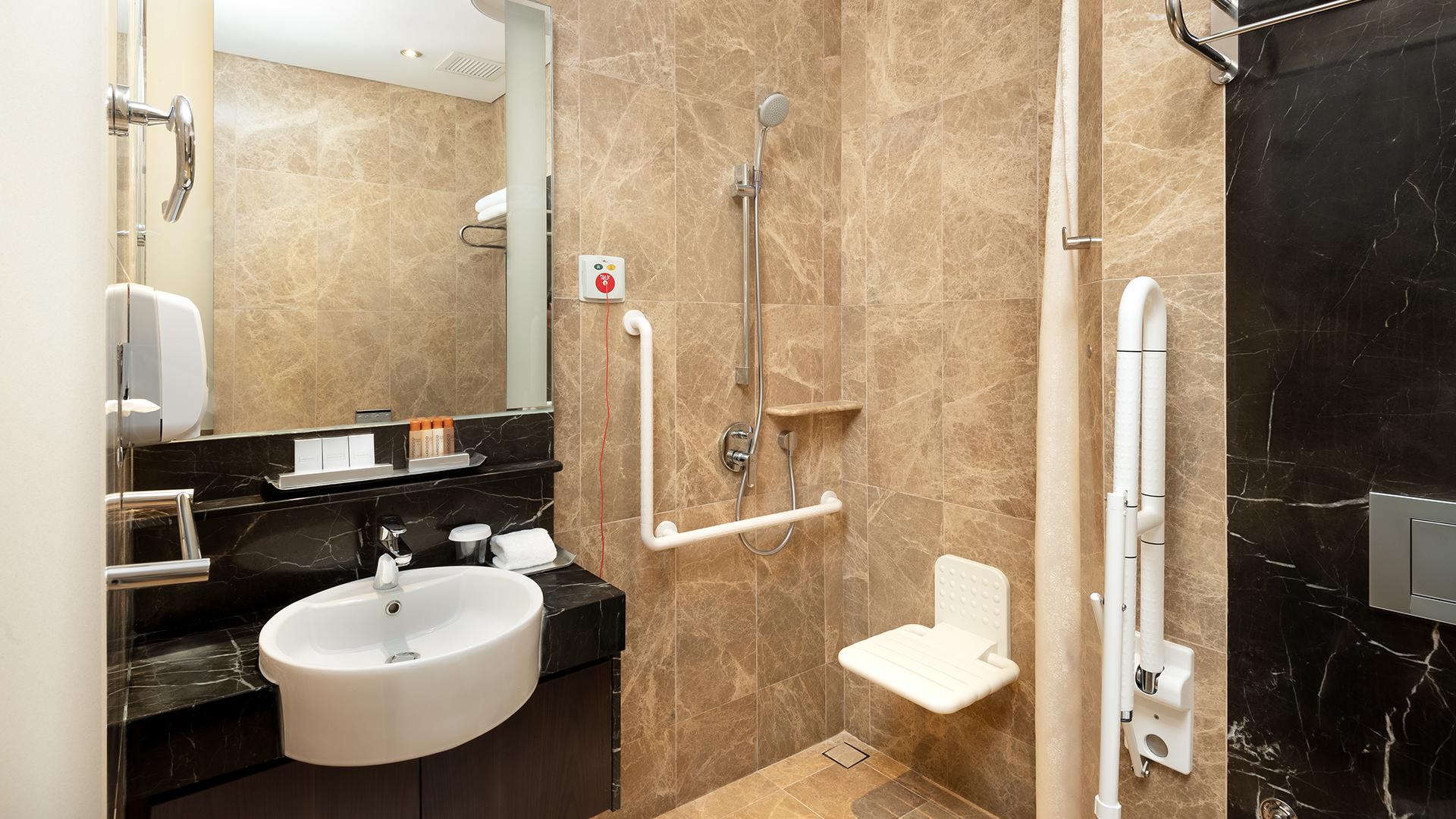 Phòng tắm riêng trong Phòng đơn Signature tại Bệnh viện Mount Elizabeth Novena