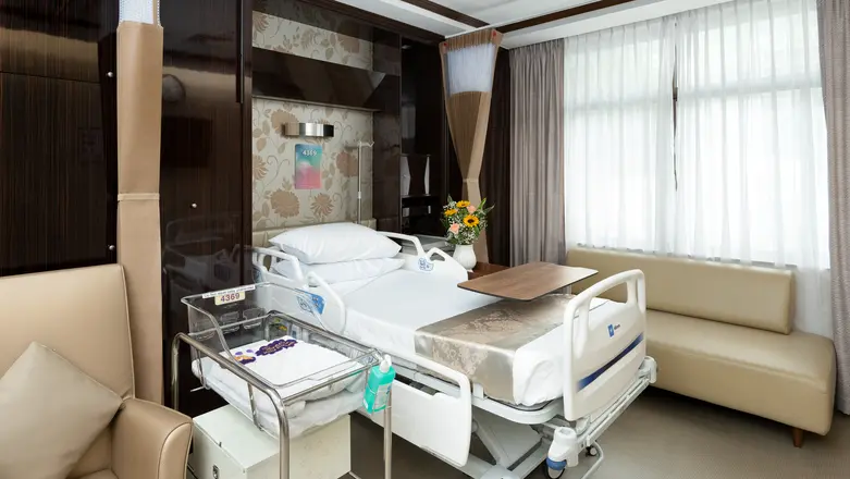 Không gian ấm cúng và thanh lịch trong phòng Daffodil tại Bệnh viện Mount Elizabeth