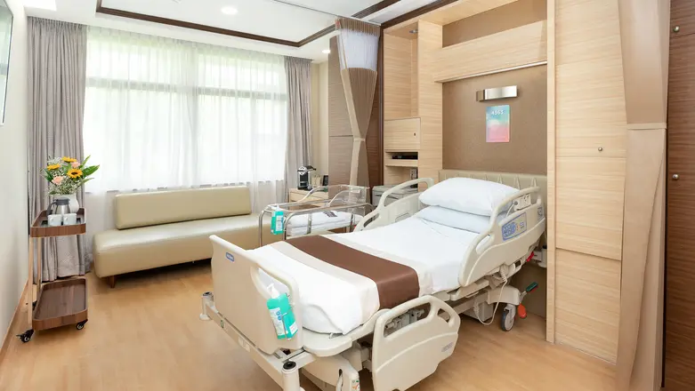 Ruang rawat bersalin 1 tempat tidur yang menawarkan privasi untuk ketenangan slama pemulihan