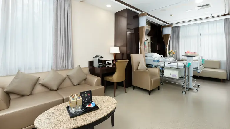 Spacious lounge area for your guests in our maternity ward