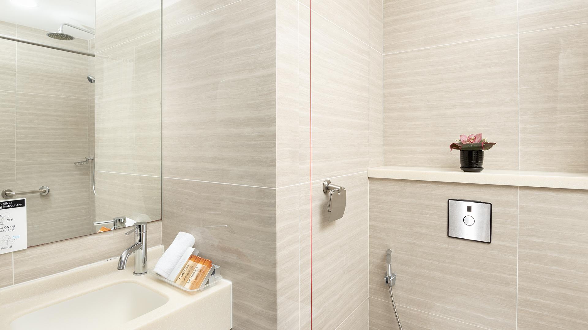 Ensuite bathroom with premium bath amenities