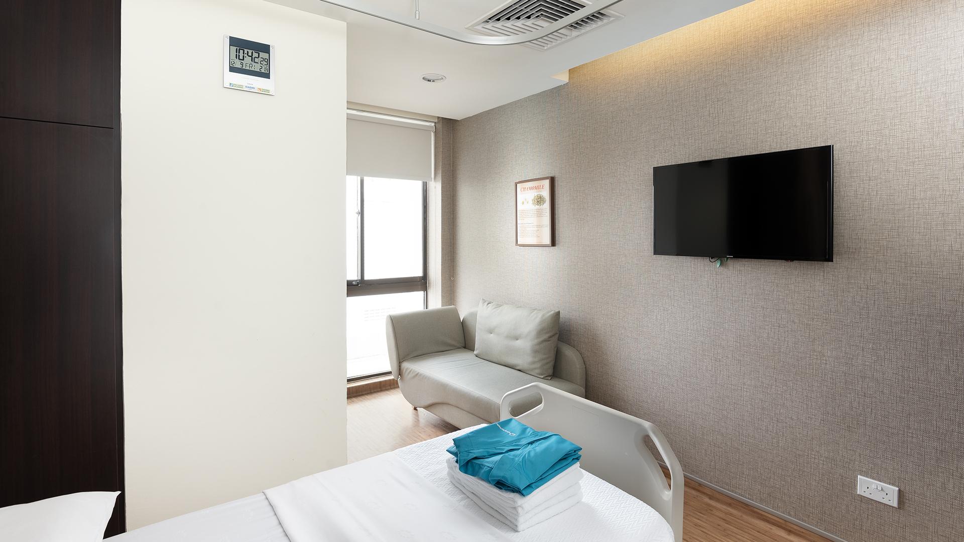 我们的豪华产科房配备有可供休息的床铺兼沙发