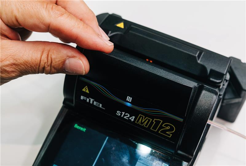 9 - Close the splicer flap with care