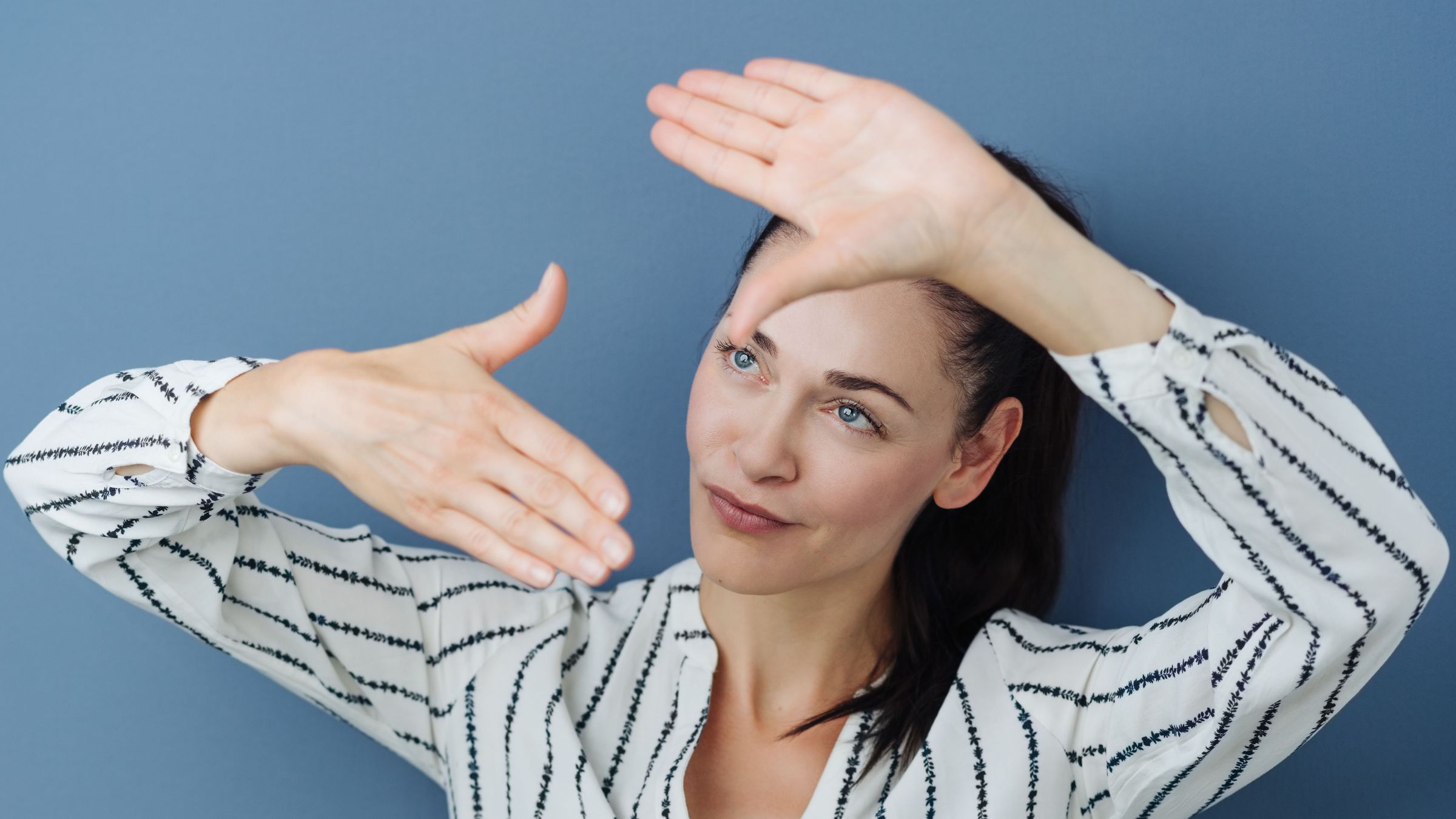 woman in front of blue background – naviagtor