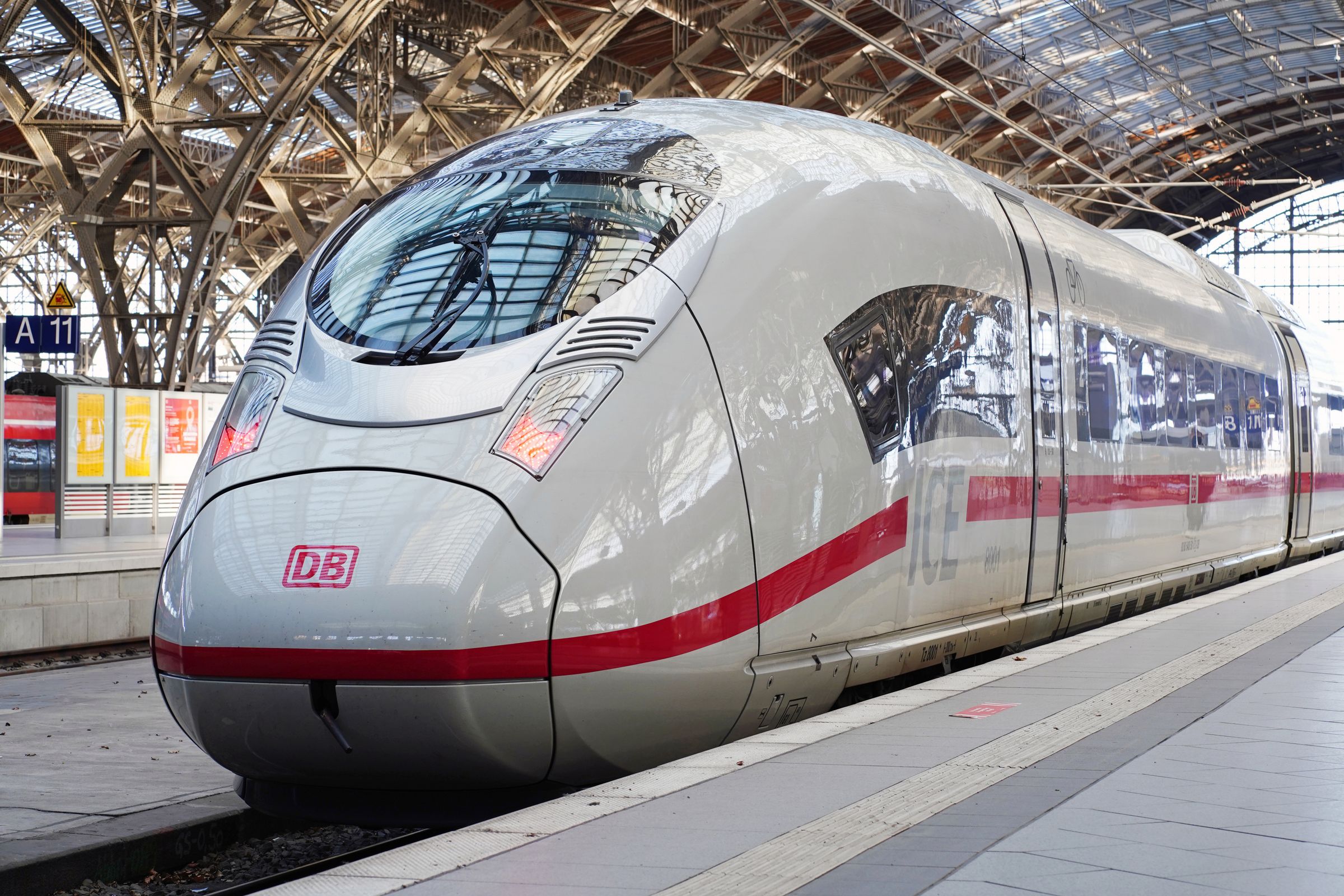 ICE 3neo Baureihe 408 (Velaro) des DB Fernverkehr.