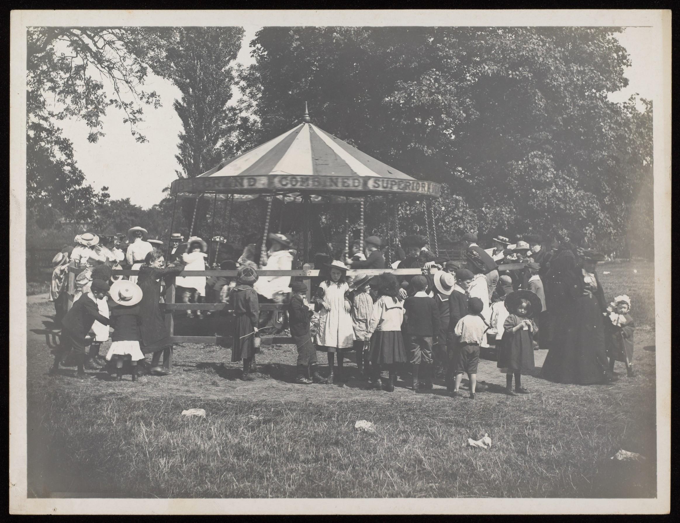 Communities in the Homestead Gardens in July 1904, the first summer Seebohm Rowntree opened it to the public.
