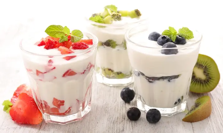 Dietitian snacks yoghurt and fruits