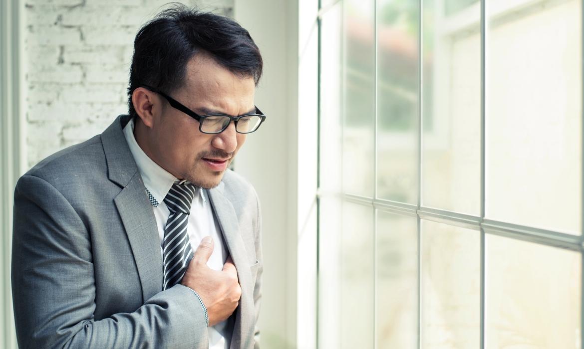 man-with-chest-pain-main-d