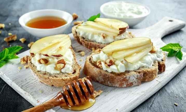 Sliced pears with ricotta cheese