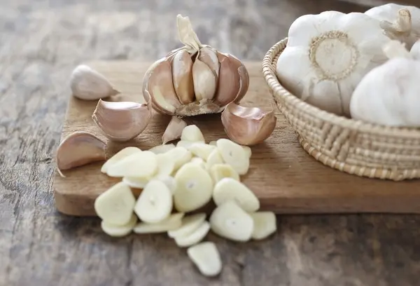 10 myths debunked - garlic and mosquitoes