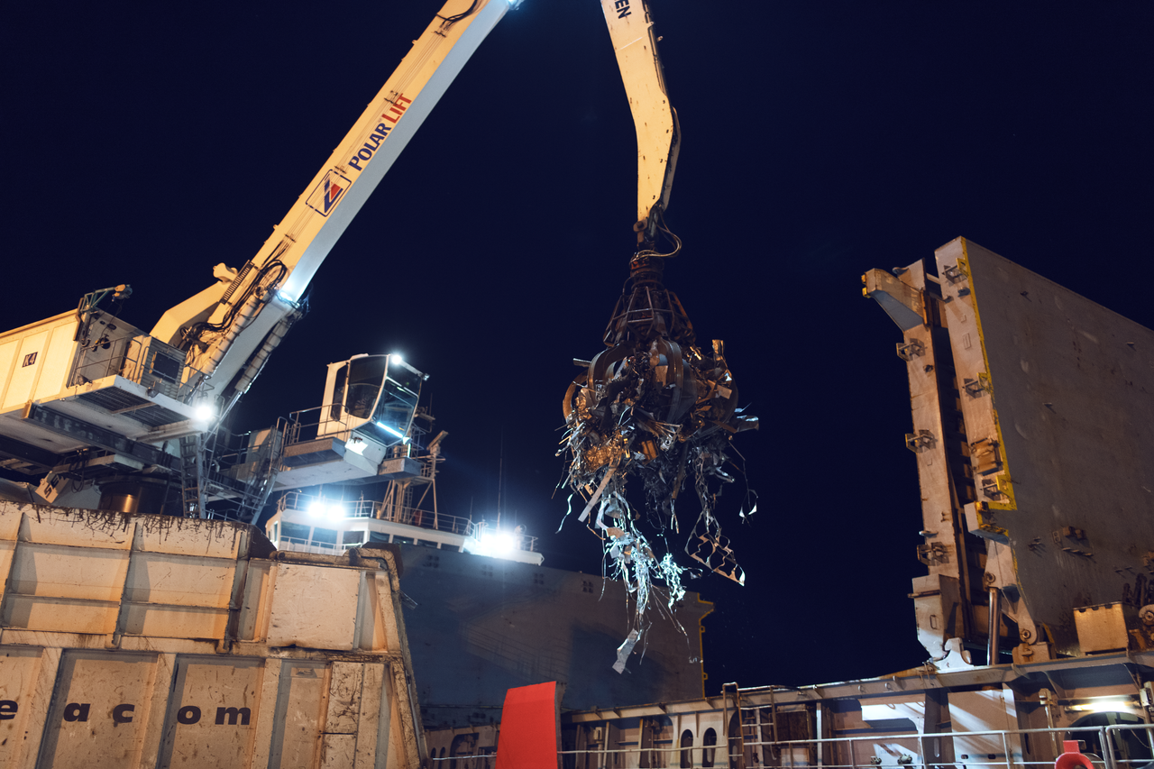 Unloading the scrap in Tornio harbour