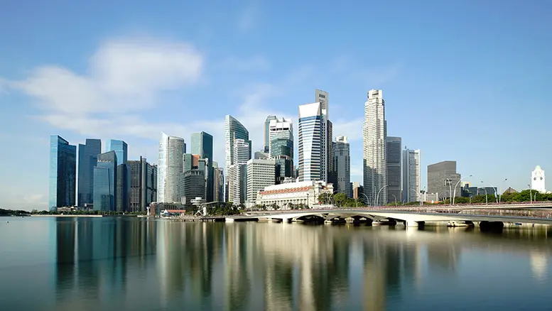 Ảnh chụp ban ngày trên đường chân trời Singapore và các tòa nhà chọc trời.