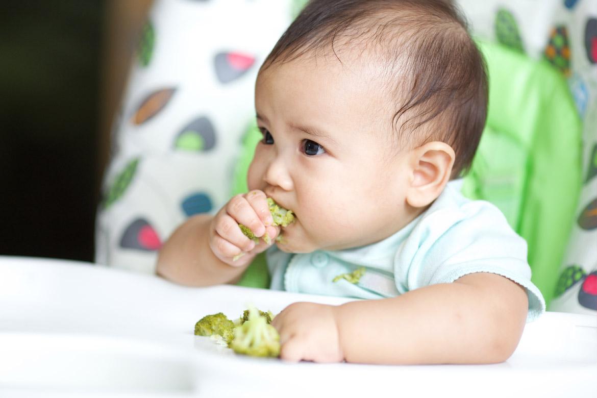 Baby-led weaning: 'Why I let my six month old feed herself