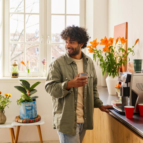 Man zet koffie