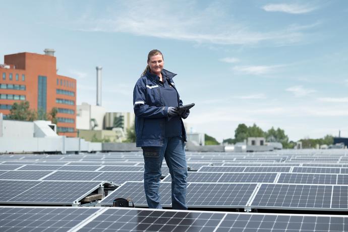 Eneco monteur met zonnepanelen op dak