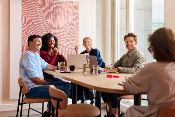 Collega's zit aan een tafel