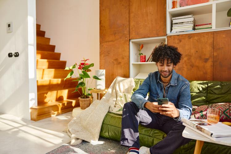 Man regelt zijn energiezaken op zijn telefoon