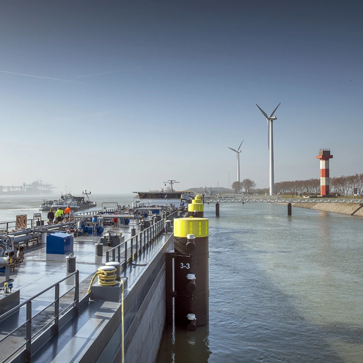 Schip bij Windpark Rozenburg