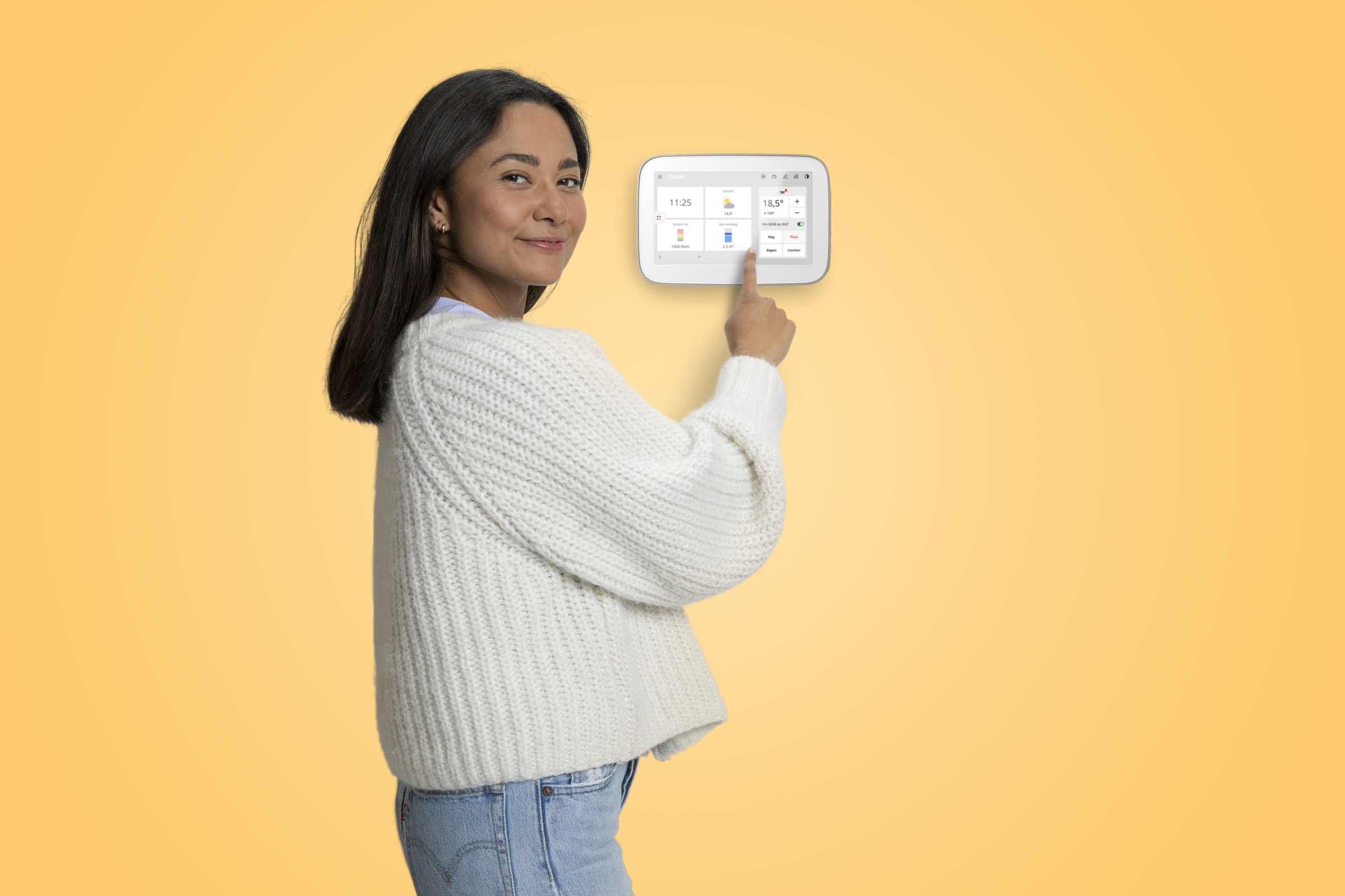 Vrouw regelt de thermostaat
