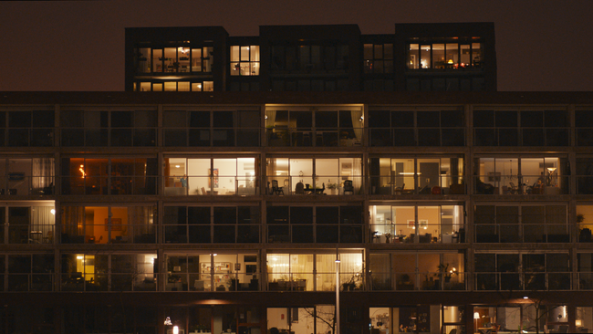 Hotel in de avond met lichten aan