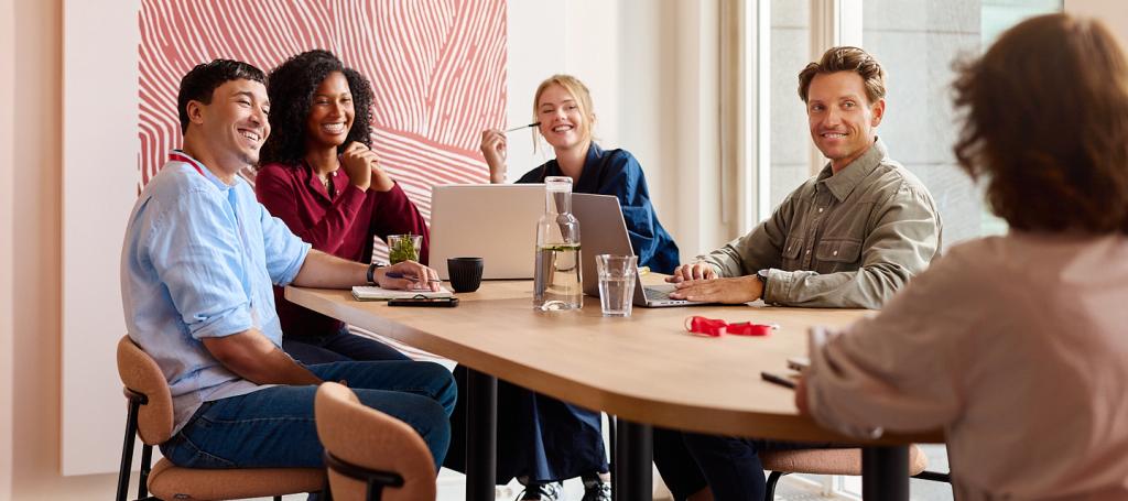 Lachende mensen aan een tafel