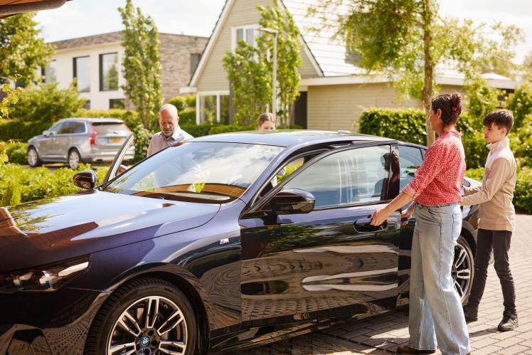 Gezin stapt samen in de auto