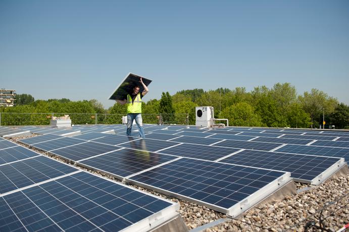 Zonnepanelen boven IJ Ziekenhuis