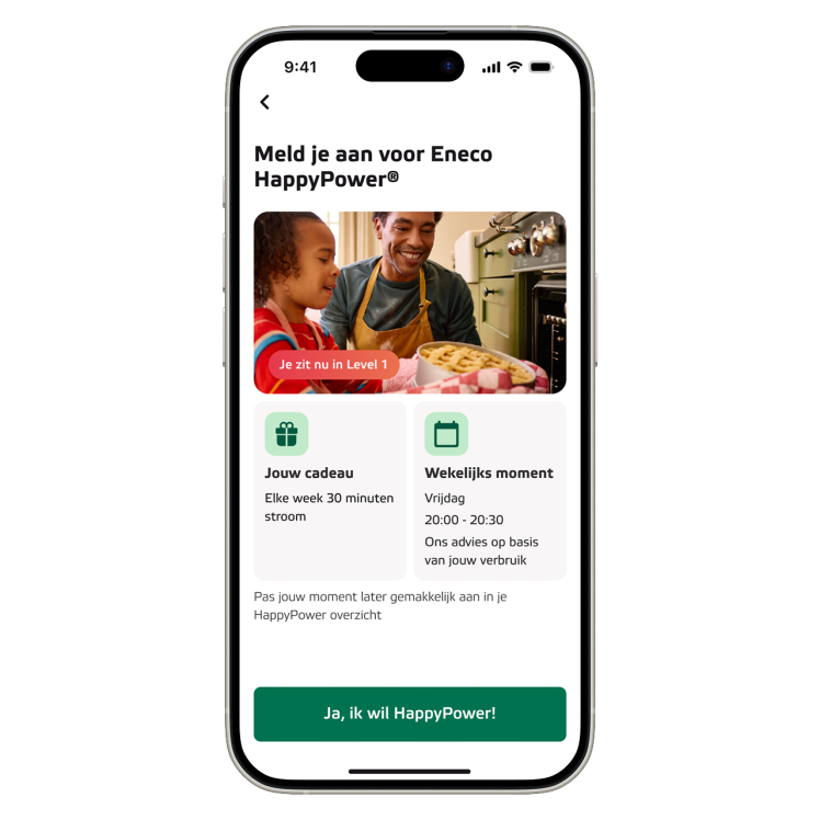 Vader en kind zetten taart in oven