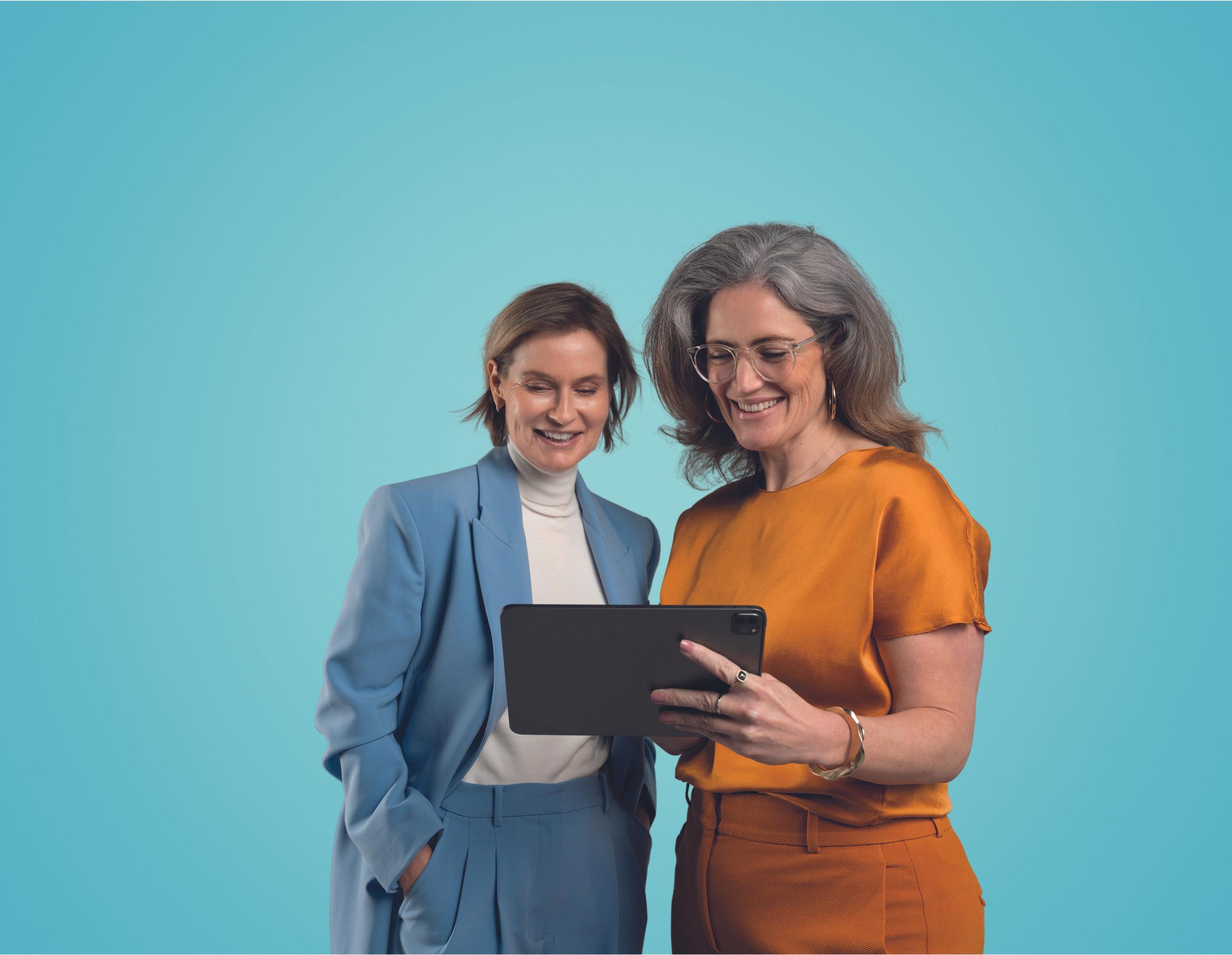 Zakenvrouwen lezen artikel op tablet