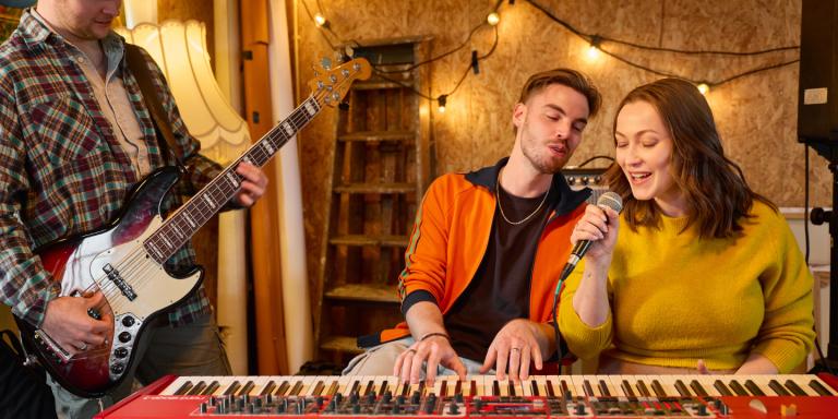 Band speelt muziek