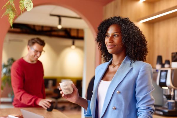 Zakenvrouw met een kopje koffie in haar hand