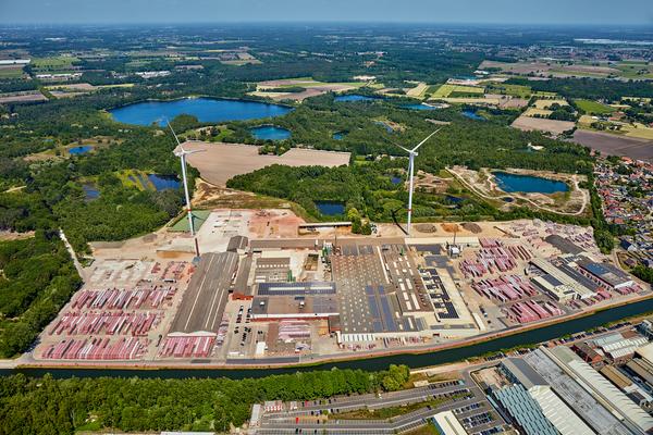 Luchtfoto van de Wienerberger fabriek met windmolens