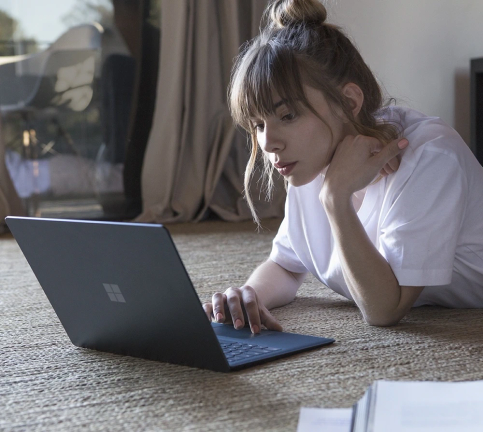 Vrouw achter laptop