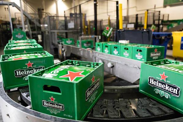 Heineken bierkratten in een fabriek