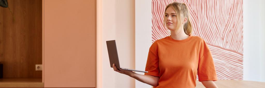 Vrouw met laptop in haar hand