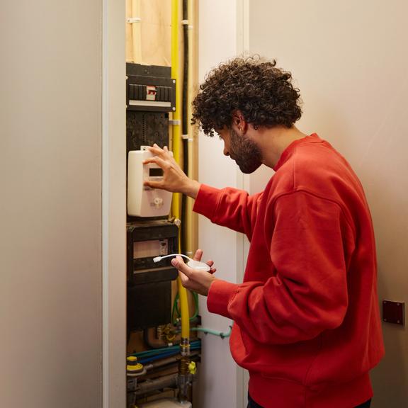 Man controleert de digitale meter