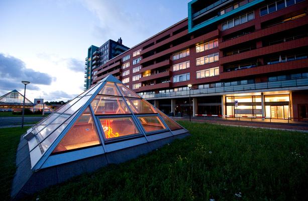Flatgebouw met een grasveld ervoor
