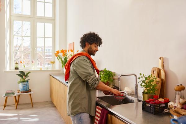 Man kookt in de keuken