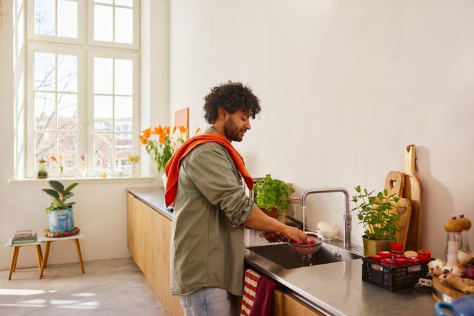 Man kookt in de keuken