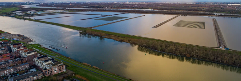 Luchtfoto van drijvend zonnepark Berenplaat 