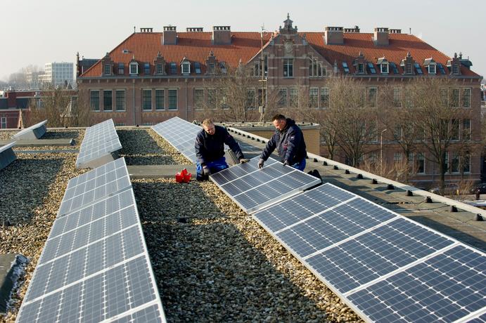 Eneco monteurs installeren zonnepanelen