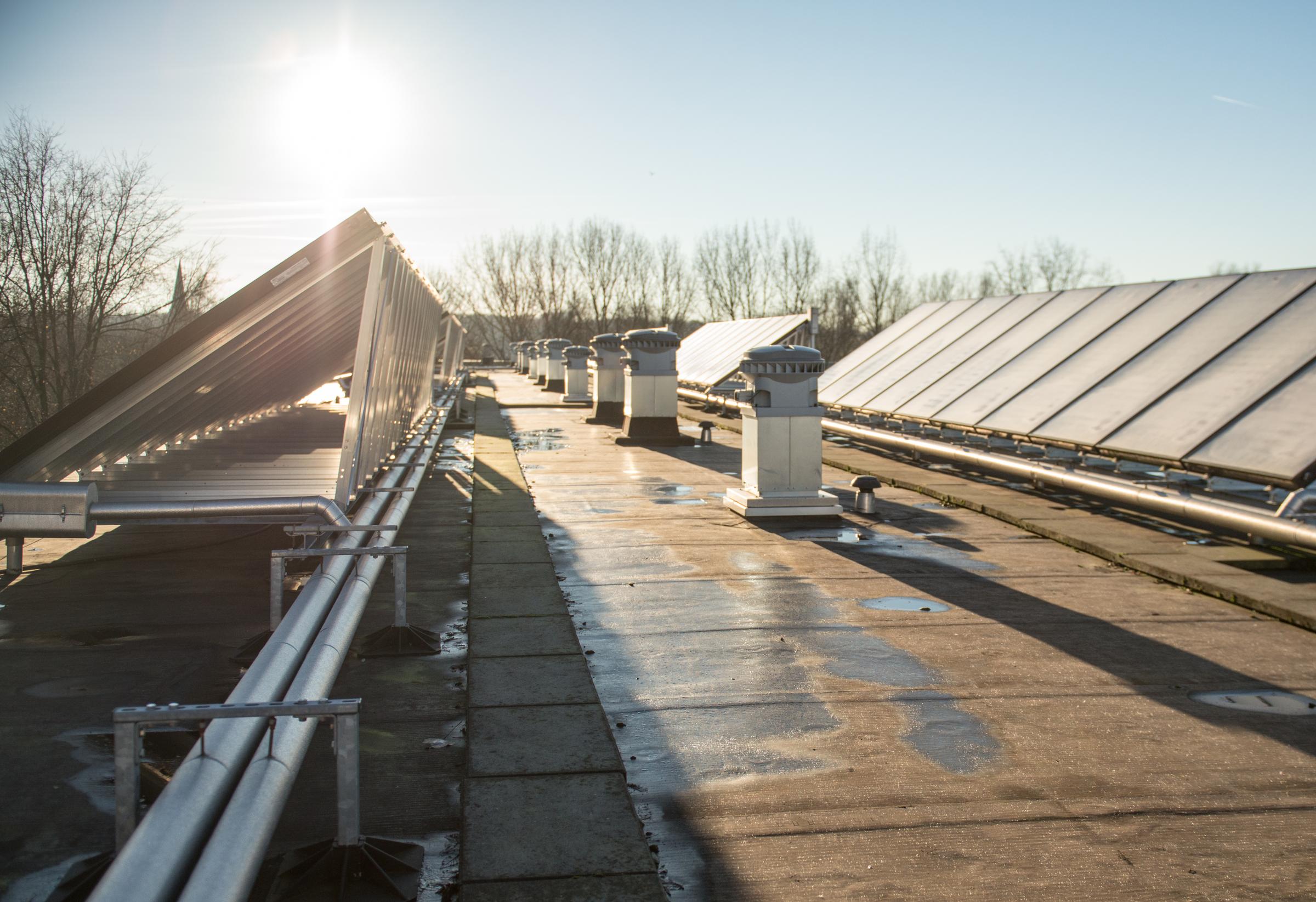Zon op dak met zonnepanelen