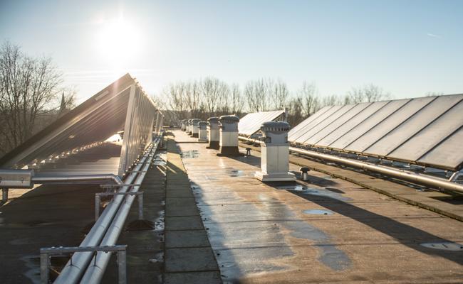 Zon op dak met zonnepanelen