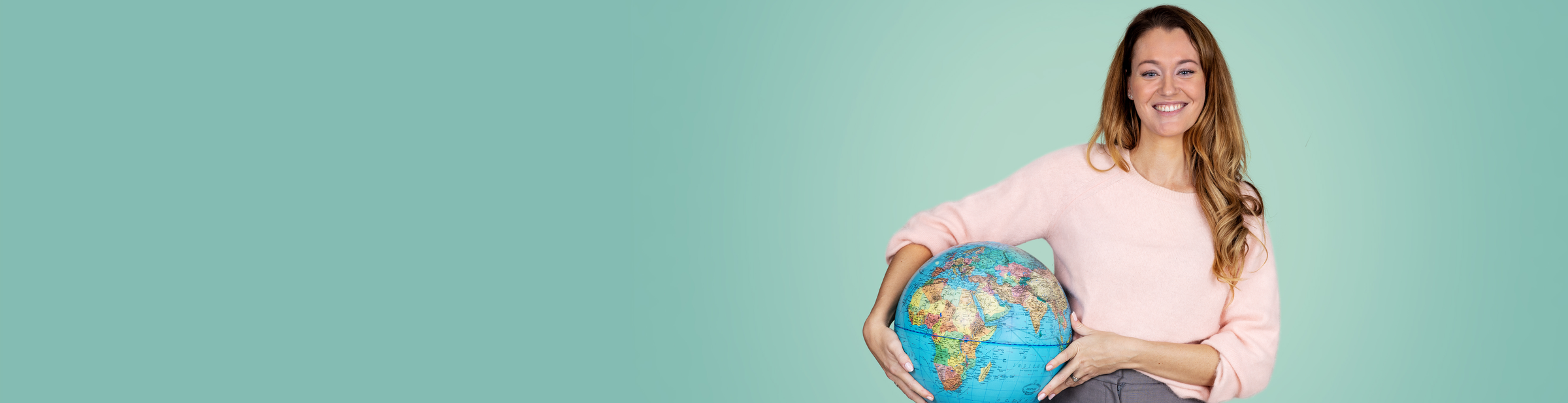 Vrouw met globe in handen