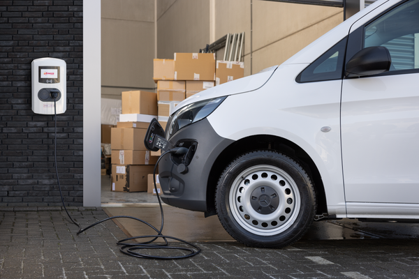 Een elektrische bedrijfswagen laadt bij een laadpaal van Eneco