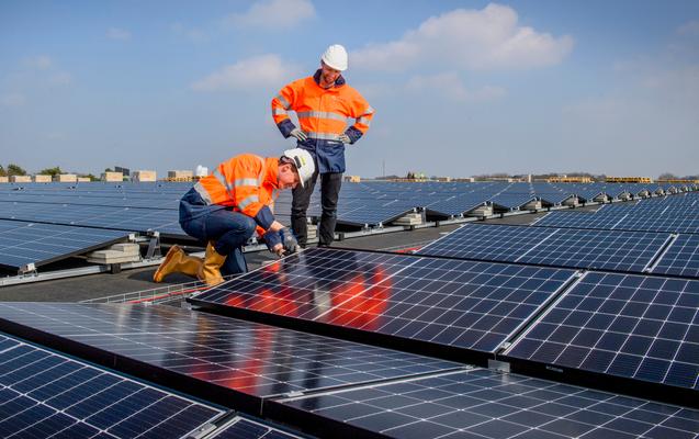 Monteurs op dak met zonnepanelen 