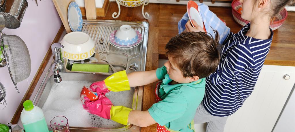 Kinderen doen de afwas