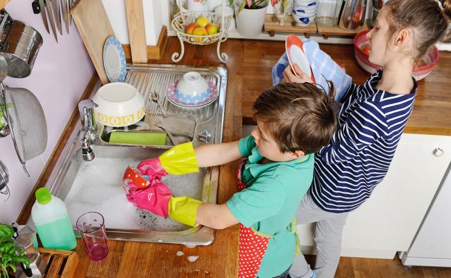 Kinderen doen de afwas